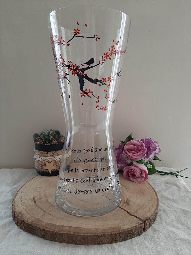 Grand vase en forme de sablier peint à la main par Aleco avec un motif de branche fleurie, un oiseau et une citation sur la confiance en soi.