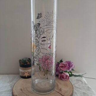 Vase cylindrique haut en verre peint à la main par Aleco représentant un profil de femme avec des fleurs roses et jaunes et des papillons.
