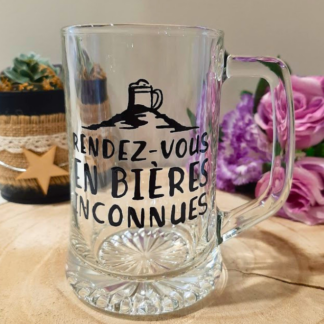 Chope à bière en verre transparent avec anse, peinte à la main avec l'inscription humoristique Rendez-vous en bières inconnues