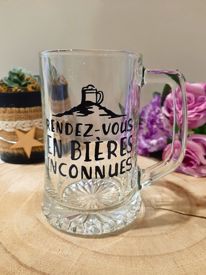 Chope à bière en verre transparent avec anse, peinte à la main avec l'inscription humoristique Rendez-vous en bières inconnues