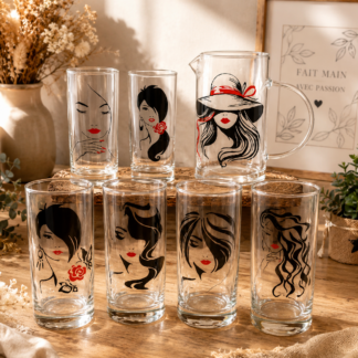 Ensemble de service en verre transparent comprenant une carafe et six verres hauts peints à la main avec des visages et silhouettes de femmes élégantes et lèvres rouges