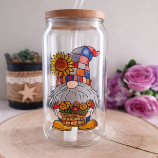 Gobelet paille original en verre transparent avec couvercle en bambou, peint à la main avec une illustration de petit gnome au chapeau patchwork portant un tournesol et un panier de fleurs