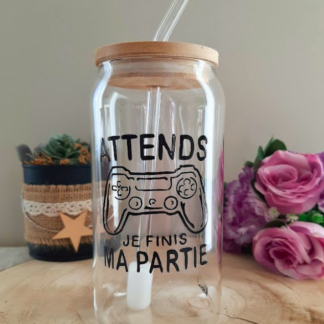 gobelet paille, gobelet avec paille, gobelet original, iced coffee, verre gamer, cadeau geek, manette jeux video, cadeau original, verre peint, canette verre paille, couvercle bambou, fait main, artisanat Vendée, decoration bureau, finis ma partie, paille en verre