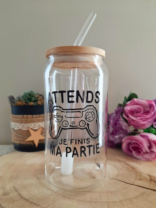 gobelet paille, gobelet avec paille, gobelet original, iced coffee, verre gamer, cadeau geek, manette jeux video, cadeau original, verre peint, canette verre paille, couvercle bambou, fait main, artisanat Vendée, decoration bureau, finis ma partie, paille en verre