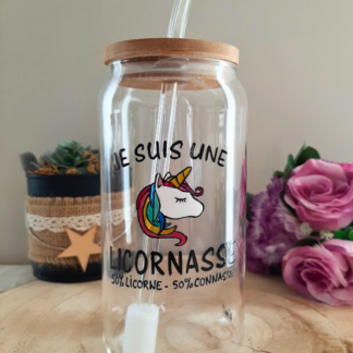Gobelet paille original en verre transparent avec couvercle en bambou, peint à la main avec une illustration de licorne et le texte humoristique Je suis une Licornasse