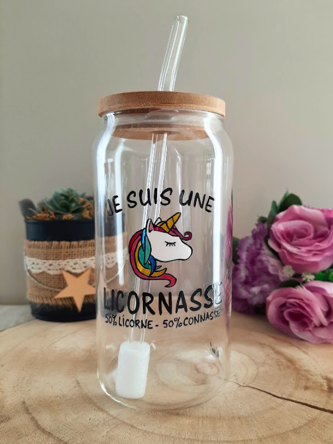 Gobelet paille original en verre transparent avec couvercle en bambou, peint à la main avec une illustration de licorne et le texte humoristique Je suis une Licornasse