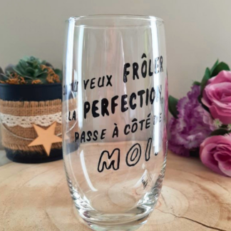 Grand verre transparent haut peint à la main avec l'inscription humoristique noire Si tu veux frôler la perfection, passe à côté de moi