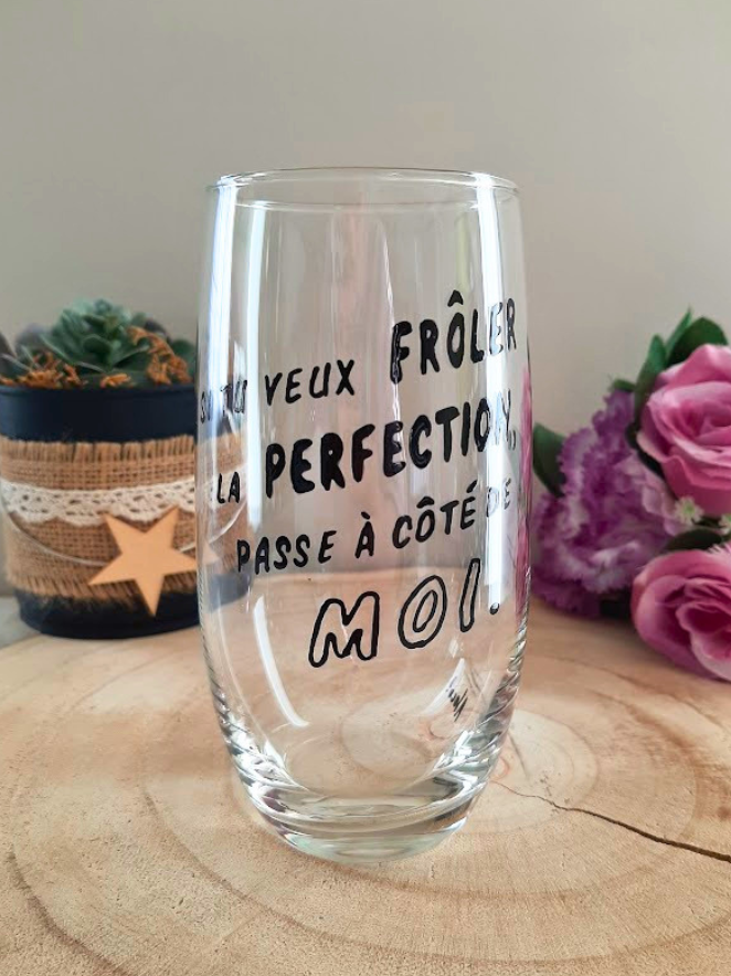 Grand verre transparent haut peint à la main avec l'inscription humoristique noire Si tu veux frôler la perfection, passe à côté de moi