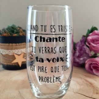 Grand verre transparent haut peint à la main avec l'inscription humoristique noire Quand tu es triste Chante tu verras que ta voix est pire que ton problème