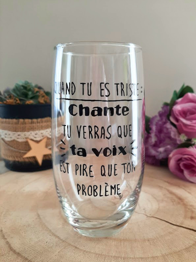 Grand verre transparent haut peint à la main avec l'inscription humoristique noire Quand tu es triste Chante tu verras que ta voix est pire que ton problème