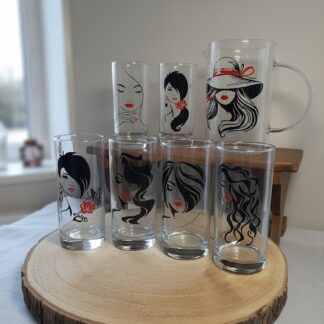Service pichet et 6 verres polyvalents peints à la main avec des portraits de femmes glamour en noir et rouge, posés sur une rondelle de bois