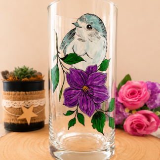 Vase cylindrique en verre transparent de 20 cm de haut peint à la main avec un petit oiseau bleu et une grande fleur violette