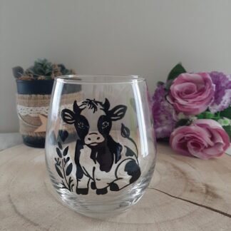 Verre transparent peint main avec une petite vache de profil, style champêtre.