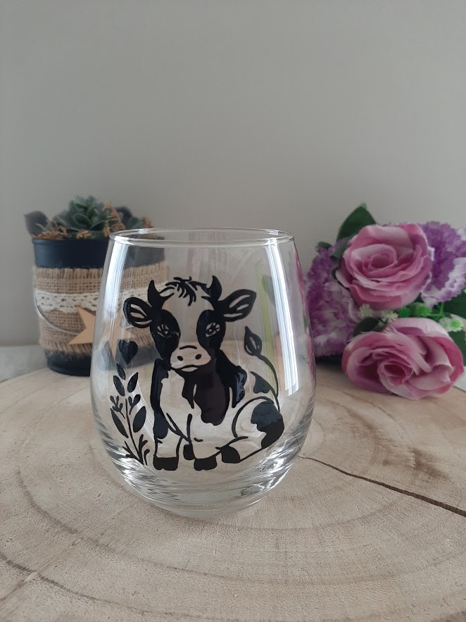 Verre transparent peint main avec une petite vache de profil, style champêtre.