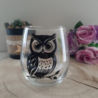 Verre transparent décoré d'une chouette noire stylisée peinte à la main, posée sur une branche.