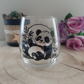 Verre transparent peint à la main représentant un panda noir et blanc assis avec des branches de bambou.