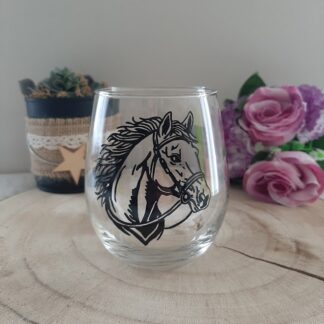 Verre transparent avec une tête de cheval de profil peinte à la main en noir avec beaucoup de détails.