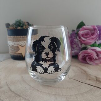 Verre transparent peint à la main avec un portrait de chien type Bouvier Bernois noir et blanc.