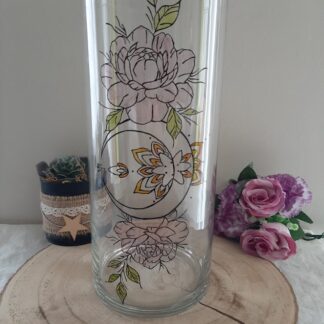 Grand vase cylindrique en verre peint à la main avec des pivoines roses et un motif de lune solaire bohème.
