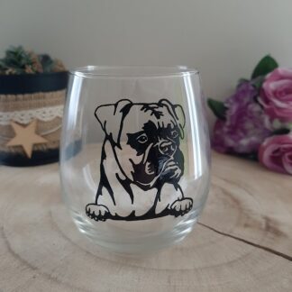 Verre transparent décoré à la main avec le portrait d'un Bouledogue Français aux traits noirs et précis, posé sur un socle en bois.