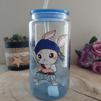 Verre canette transparent avec un lapin pirate peint à la main, muni d'un couvercle bleu et d'une paille en verre.