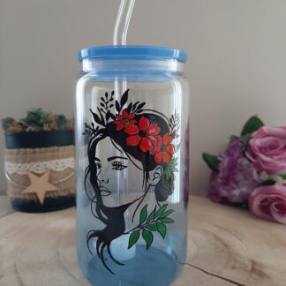 Verre canette transparent avec un portrait de femme fleuri peint à la main, couvercle bleu et paille en verre.