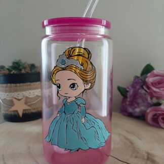 Verre canette rose avec une princesse en robe bleue peinte à la main, couvercle rose et paille en verre.