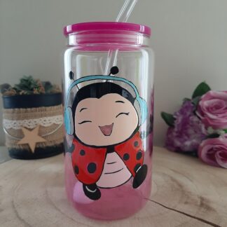 Verre canette rose avec une coccinelle portant un casque audio peinte à la main, couvercle rose et paille en verre.