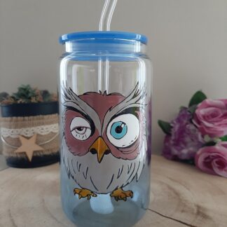 Verre canette transparent avec un hibou grincheux et mal réveillé peint à la main, couvercle bleu et paille en verre.