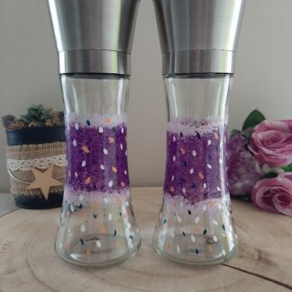 Duo de moulins en verre avec têtes inox, peints à la main avec une large bande violette et des points multicolores.