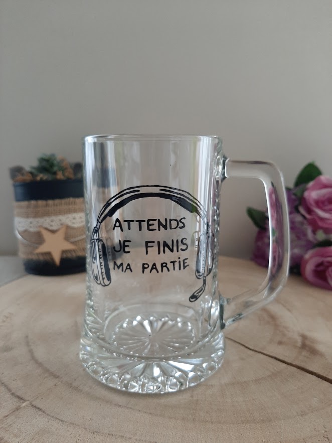 Chope à bière transparente avec une manette de jeu peinte à la main et l'inscription Attends je finis ma partie.