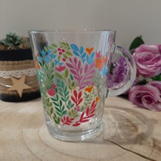 Mug en verre artisanal aux motifs floraux colorés peint à la main