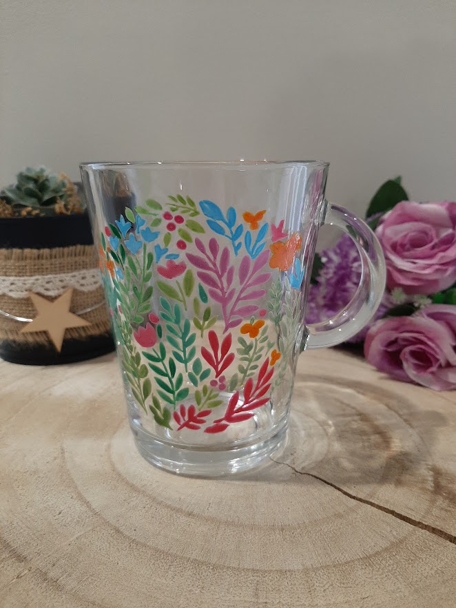 Mug en verre artisanal aux motifs floraux colorés peint à la main