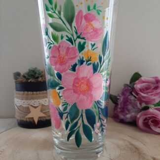 Petit vase en verre artisanal décoré de fleurs roses et jaunes peint à la main