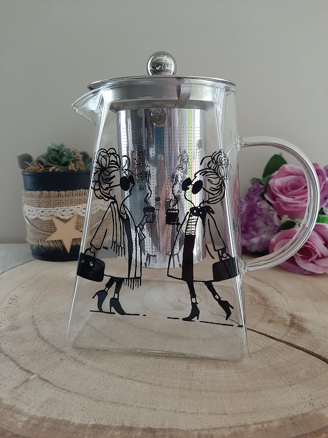 Théière en verre avec infuseur inox et décor de deux femmes discutant peint à la main en noir