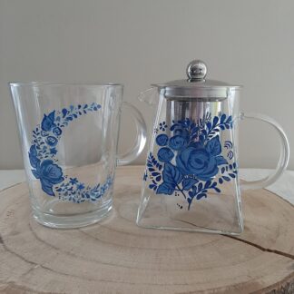Ensemble duo composé d'une théière 550ml et d'un mug en verre avec décor floral bleu peint à la main
