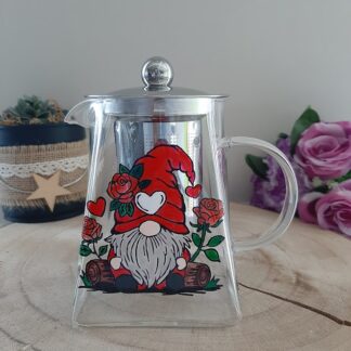 Théière en verre de 550ml avec infuseur inox et décor peint à la main représentant un gnome avec un bonnet rouge et des roses.