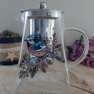Grande théière en verre de 950ml avec infuseur et peinture artisanale d'une mésange bleue sur une branche fleurie.