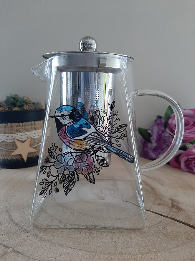 Grande théière en verre de 950ml avec infuseur et peinture artisanale d'une mésange bleue sur une branche fleurie.