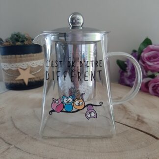 Théière en verre 550ml avec message "C'est ok d'être différent" et dessin de quatre petites chouettes colorées sur une branche.