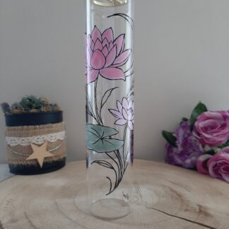 Porte-encens vertical en verre transparent avec peinture artisanale de fleurs de lotus roses et feuilles vertes.