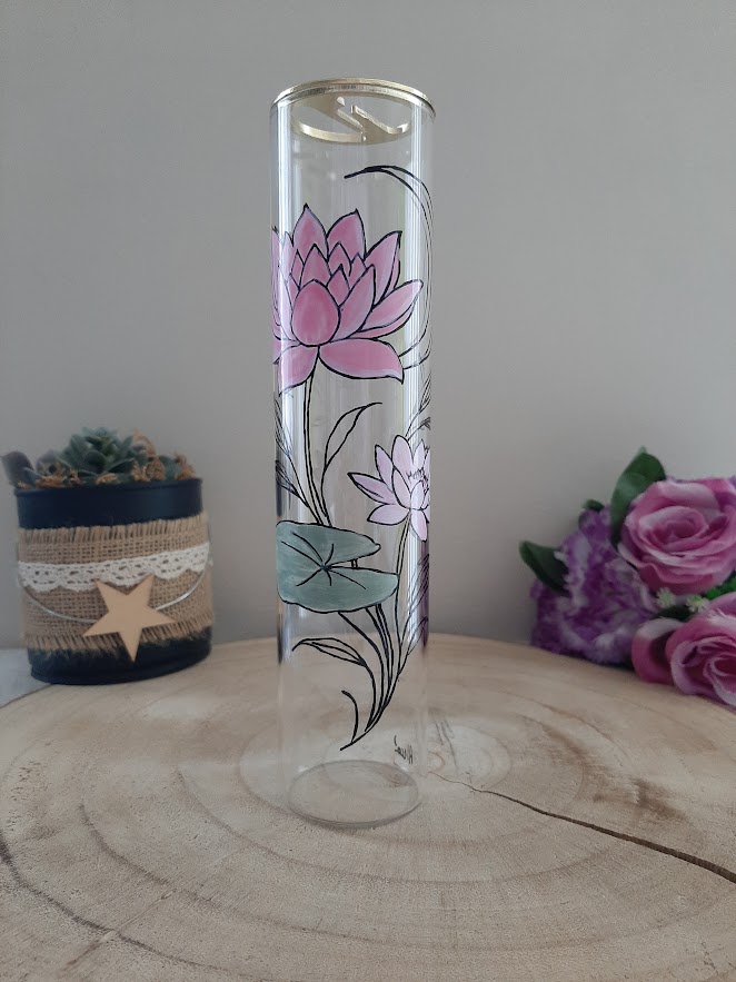 Porte-encens vertical en verre transparent avec peinture artisanale de fleurs de lotus roses et feuilles vertes.