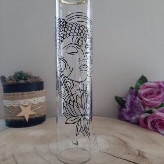 Porte-encens vertical en verre transparent avec dessin minimaliste noir d'un visage de Bouddha et d'un lotus, peint à la main.