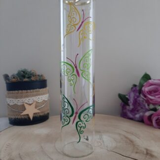 Porte-encens vertical en verre transparent avec décor de papillons stylisés aux ailes évidées jaunes et verts, peint à la main.