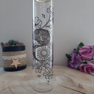 Porte-encens vertical en verre transparent avec décor peint à la main représentant un Yin Yang entouré de fleurs et de branches délicates.
