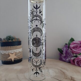 Porte-encens vertical en verre transparent avec illustration noire des phases de la lune, d'étoiles et de motifs botaniques.