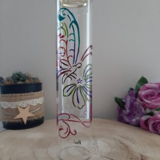 Porte-encens vertical en verre transparent avec dessin de papillons et de fleurs aux contours multicolores (bleu, vert, rouge), peint à la main.