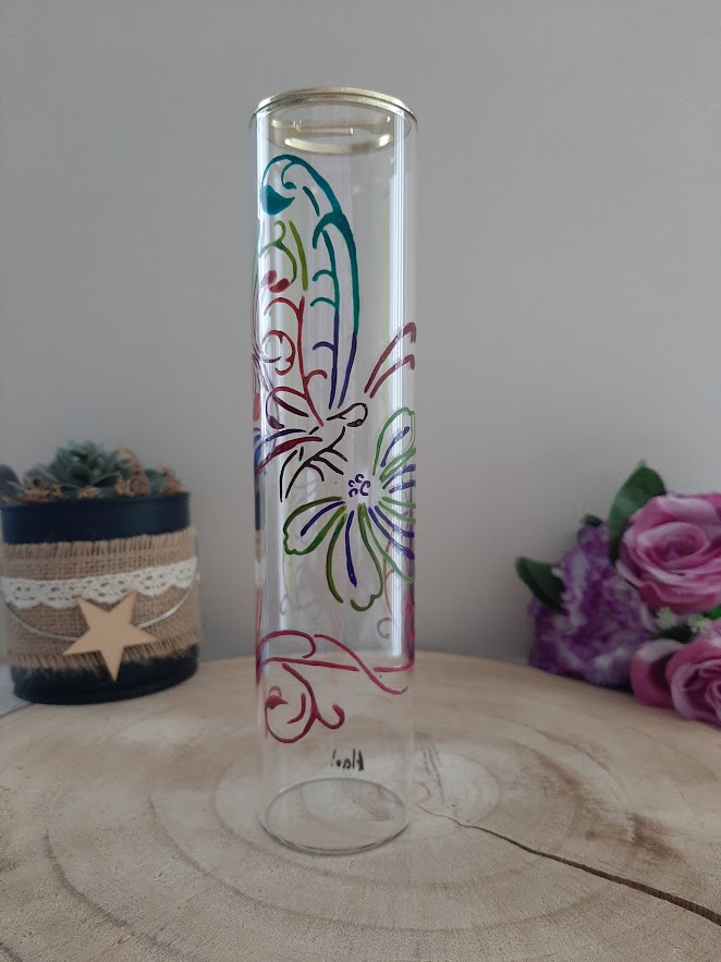 Porte-encens vertical en verre transparent avec dessin de papillons et de fleurs aux contours multicolores (bleu, vert, rouge), peint à la main.