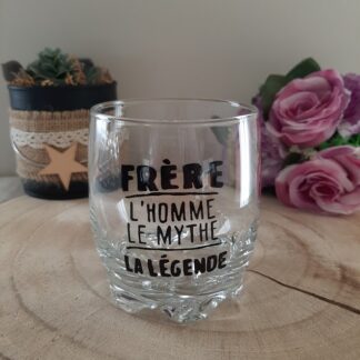 Verre en verre avec inscription noire "Frère, l'homme, le mythe, la légende" faite à la main.
