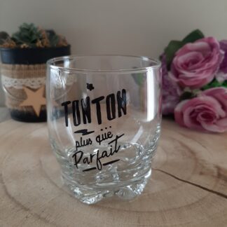 Verre à whisky avec message noir "Tonton plus que Parfait" fait main.
